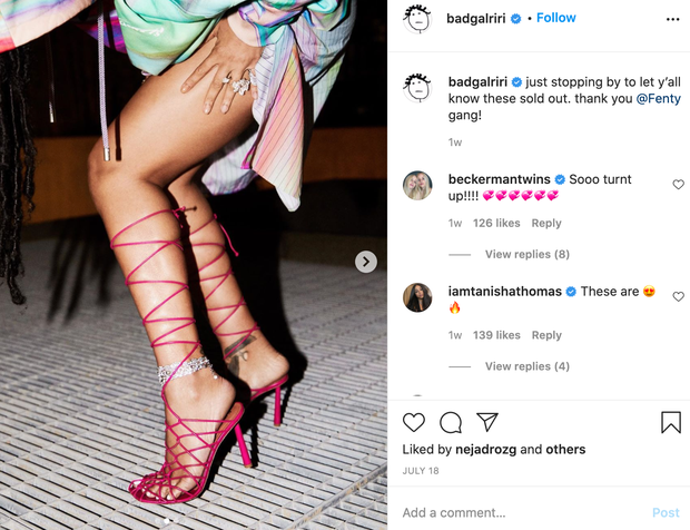 👉A niso čisto hude petke, no? 🤩 Rihanna priljubljene sandale z visoko petko in trakci nosi čisto po svoje - …