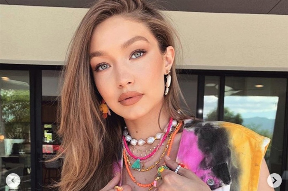 HUDOOO! Tale stajling Gigi Hadid lahko posnemaš že za manj kot 50€ (foto: Profimedia)