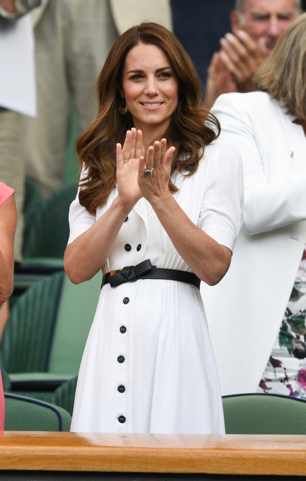Kate Middleton velja za eno najbolj nezahtevnih članic britanske kraljeve družine, saj je "reciklažo" oblačil napravila kul, njeni kozmetični pripomočki …