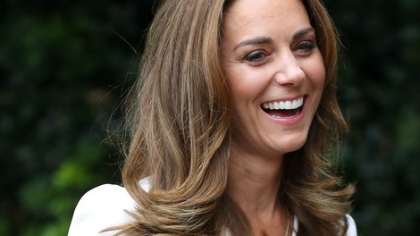 O, uau! Kate Middleton na video klicu razkrila svojo NOVO pričesko (in ja, krasna je!)