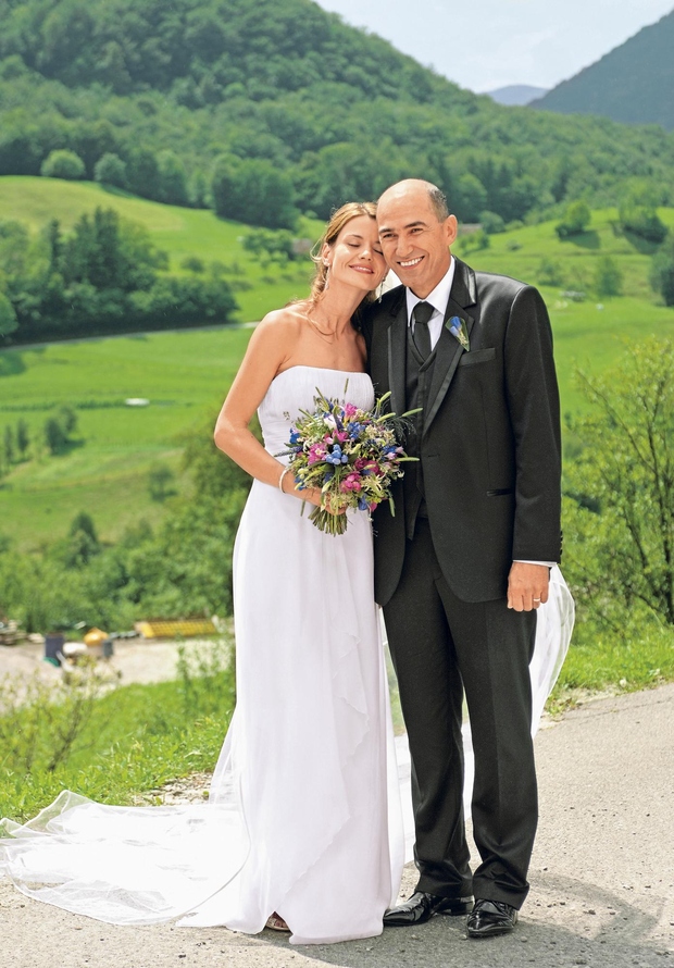 Janez Janša in njegova Urška sta si večno ljubezen obljubila leta 2009, na cerkvenem obredu v Drežnici nad Kobaridom. Tako …