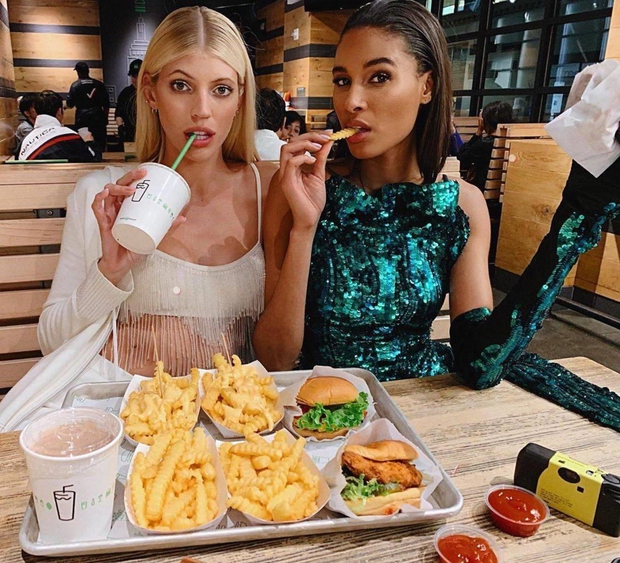 Priznaj, vsi smo 100% prepričani, da je hrana iz priznane verige s hitro prehrano McDonald's pripravljena iz samih umetnih sestavin! …
