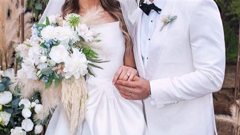 Poročil se je znani glasbenik iz šova Znan obraz ima svoj glas 💍