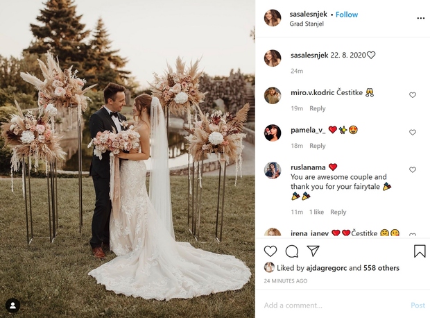 ČU-DO-VI-TA, kajne? 😍 Par je sicer na svoji poroki zapel tudi nekaj prelepih duetov (nuuujno poglej Sašin Instagram, saj hrani …