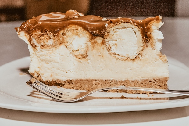 Če si velikaaa oboževalka cheesecake tortic, moraš spoznati tale recept! Gre za izjemno enostavno pripravo slastnega cheesecake z MARS čokoladicami …