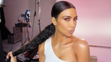 Kim Kardashian pravi, da je TOLE top pričeska pomladi (ne, za njo ne rabiš frizerja)