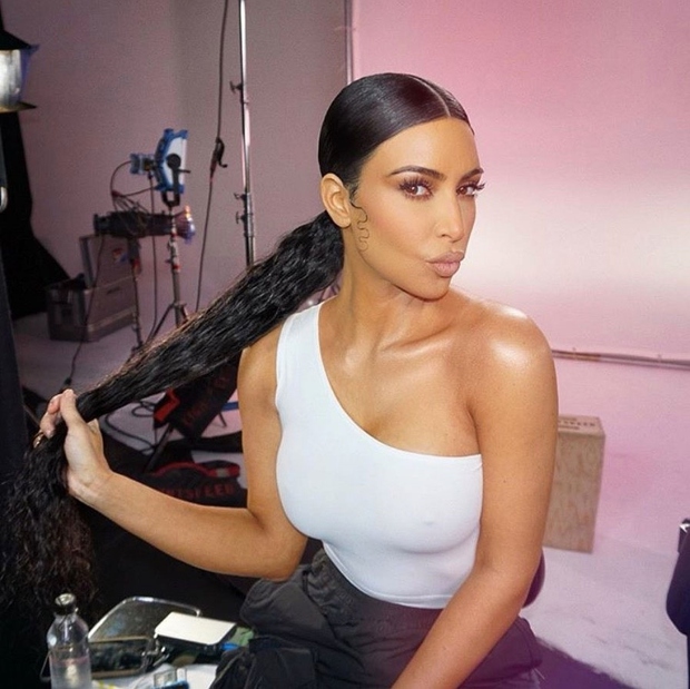 Kim Kardashian je ponovno dokazala, da trendom ne sledi, ampak jih postavlja in narekuje! 🤩 Očarala nas je namreč s …
