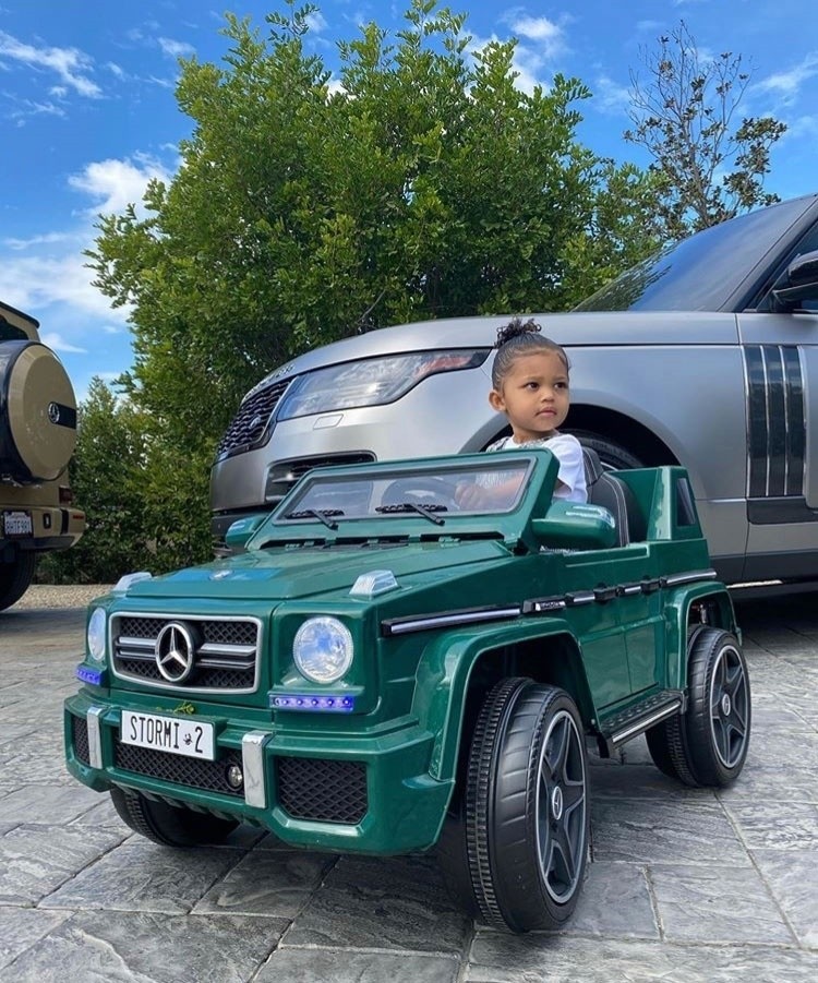 ... otroškega avtomobila znamke Mercedes, njena celotna zbirka torbic pa naj bi imela skupno vrednost čez 20.000 evrov. Za dveletnega …