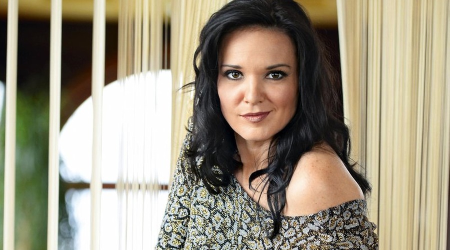 Kaaaaj? Si vedela, da ima Alenka Gotar poleg pevske kariere tudi TO službo? (foto: Primož Predalič)