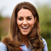 Kate Middleton opažena v TEM suknjiču iz Zare (modni svet je navdušen!)