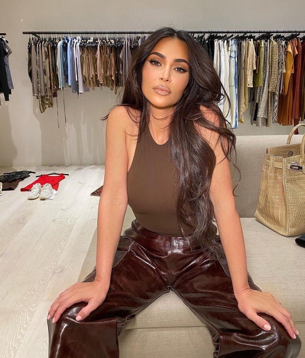 Kim Kardashian kljub odpovedi družinskega resničnostnega šova "Keeping up with the Kardashians" ne počiva! Zvezdnica, ki je pred časom kar …