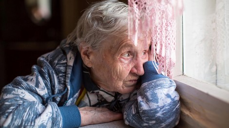 80-letna gospa hlipajoče v telefon Ninne Kozorog: "Jaz ne upam več ven!"