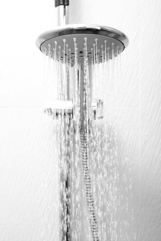 👉Tuš glave oziroma pršne glave so tisti spregledan del tvoje kopalnice, na katerega med čiščenjem rada pozabiš. V njem se …