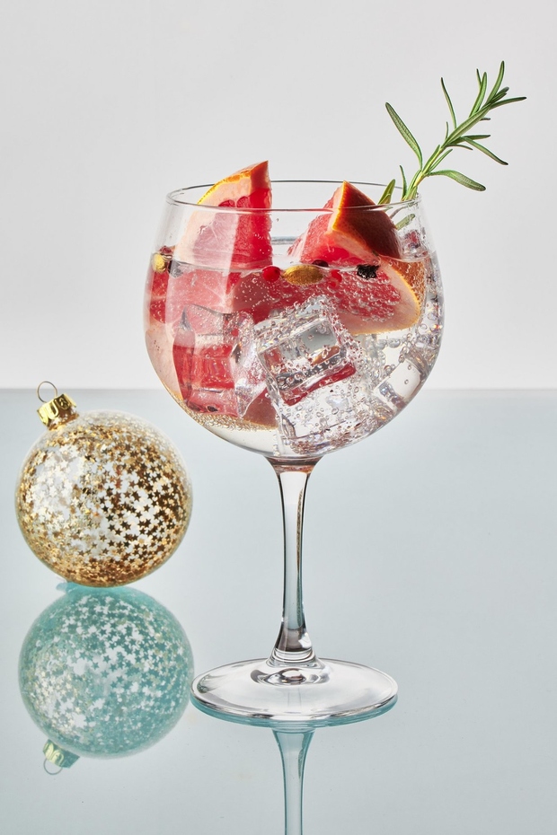 👉Za božični 🎅 gin tonik potrebuješ : 🍸60 ml gina 🍸90 ml tonika 🍸20 ml začinjenega amaretta 🍸10 ml triple …
