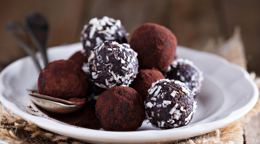 RECEPT za božanske veganske brownie kroglice (brez pečenja in glutena!) (foto: ptofimedia)