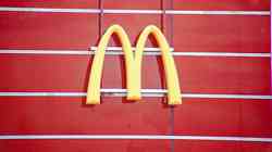 Če v McDonald's naročiš McNuggetse, potem moraš videti, kako jih jejo Američani (ker naj bi tako bilo PRAV)