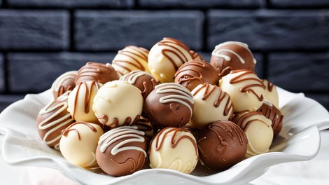 RECEPT: V TE fit čokoladne kroglice se bo zaljubil VSAK (BREZ peke, narejene v 10 min)