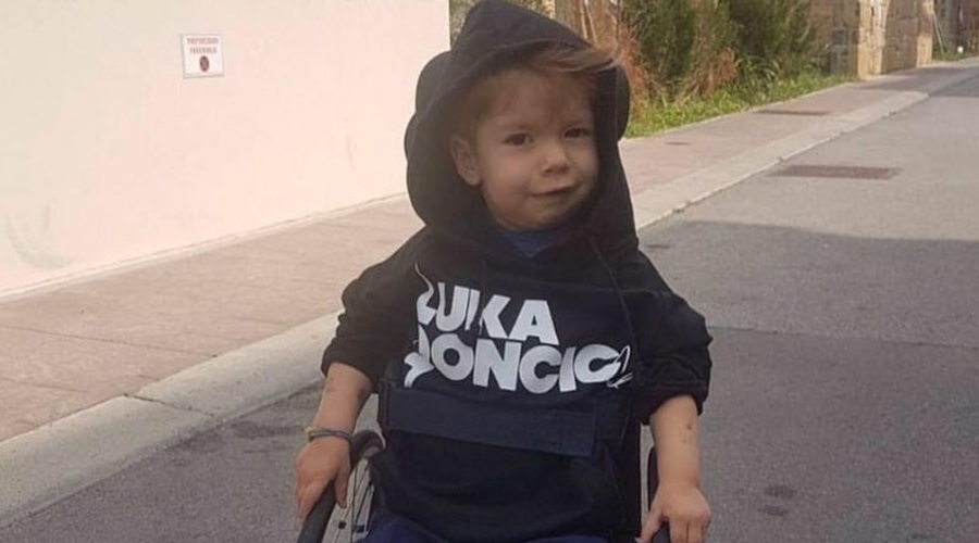 Se spomniš malega Krisa? Poglej, kaj počne leto dni po prejemu zdravila (foto: Facebook)