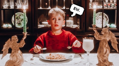 Tudi tebe moti CMOKANJE pri božičnem kosilu? Poglej, kaj to pove o tvoji OSEBNOSTI