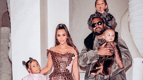 FOTO: Kim Kardashian ponovno poskrbela za najbolj BIZARNO božično okrasitev vseh časov