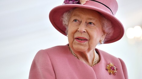 9 bizarnih poklicev, ki jih zaposluje kraljica Elizabeta (zanje ZAGOTOVO še nisi slišala)