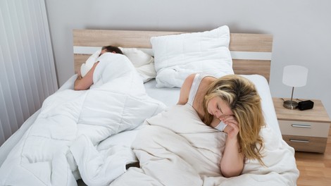 Kvaliteta TVOJEGA spanja je odvisna od STRANI postelje, na kateri spiš!