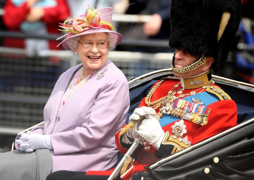 ... London, v svojo ljubljeno Buckinghamsko palačo. Kraljica in princ sta sicer že dobro navajena ločenega življenja, torej zanju to …