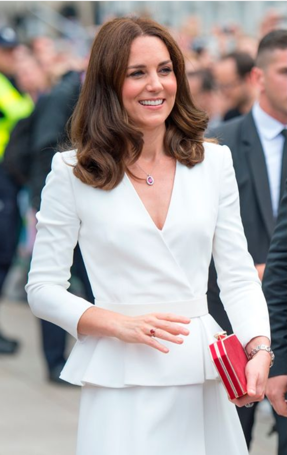 Poglej si čudovit stajling iz ZARE, ki ga je nosila Kate Middleton (popoln za v službo!) (foto: Profimedia)