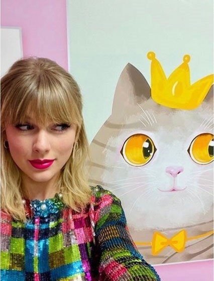 Priljubljena ameriška glasbenica Taylor Swift je znana tudi po svoji veliki ljubezni do svojih treh mačk,ki jih naravnost obožuje! Ne …