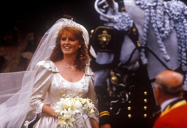 Ko se je Sarah Ferguson leta 1986 poročila s princem Andrewom, je njeno poročno obleko oblikovala Lindka Cierach. Zanjo je …