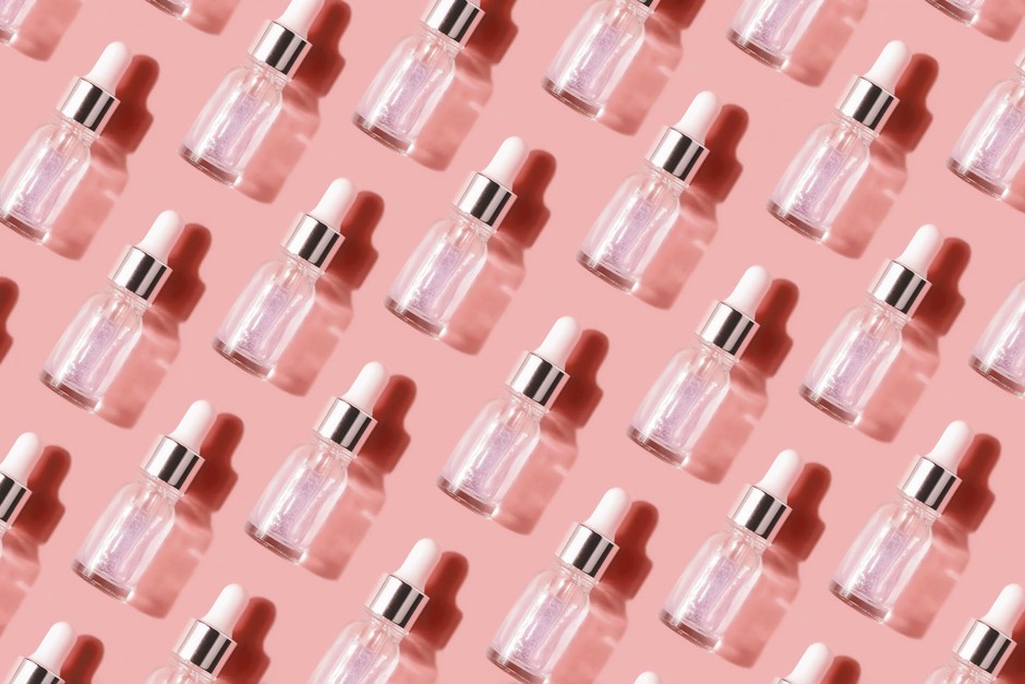 The pattern, the background of their transparent bottles with cosmetic. The concept of cosmetic injection is hyaluronic acid, botulin, serum. Flat lay (foto: Ira_Evva Getty Images/Istockphoto)