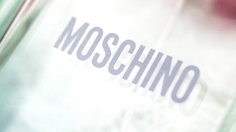 Moschino je predstavil novo torbico za 795€, in svet se sprašuje, ali se HECAJO