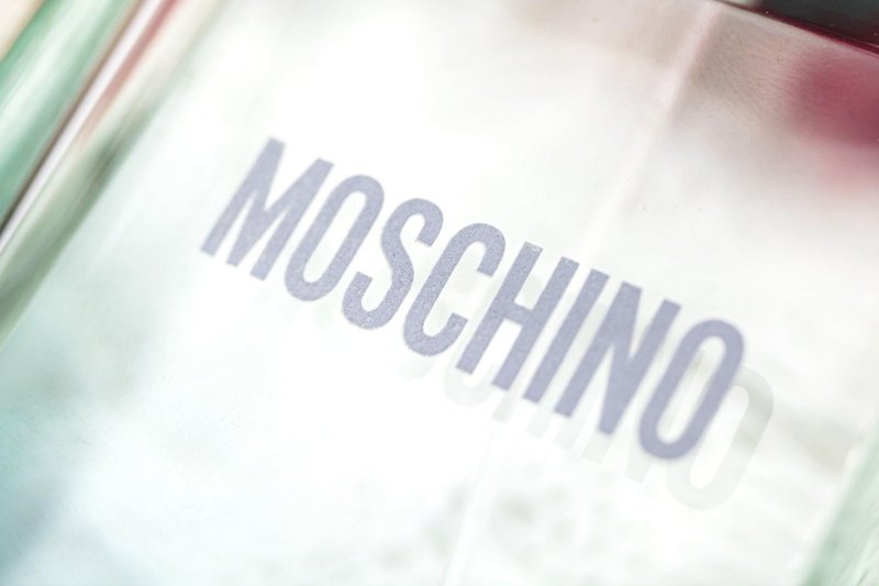 Moschino je predstavil novo torbico za 795€, in svet se sprašuje, ali se HECAJO (foto: Profimedia)