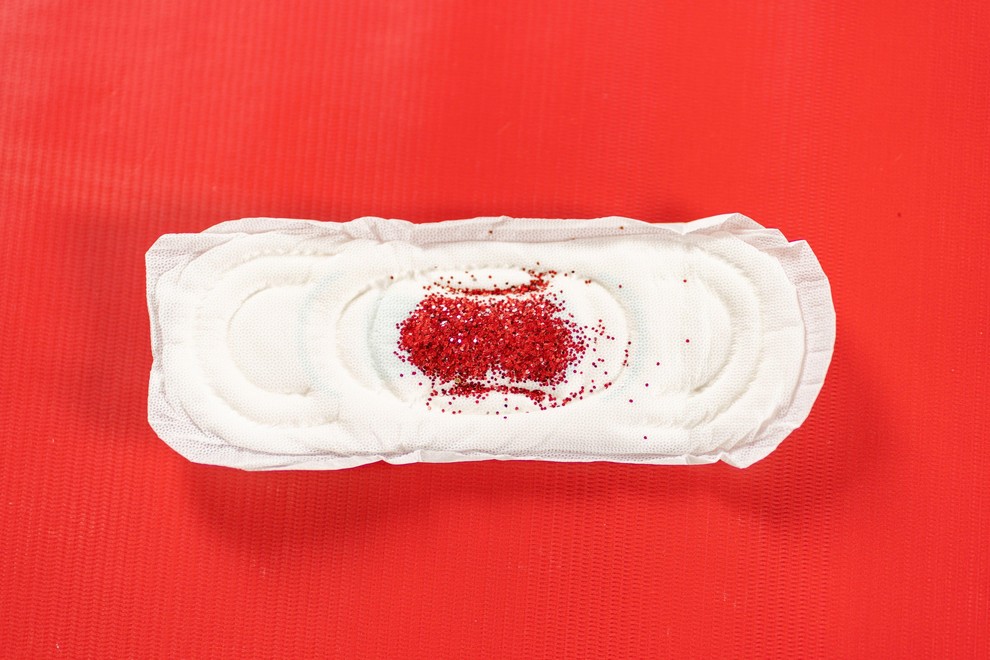 Na vložku med menstruacijo opaziš večje kose tkiva in krvi? Menstruacija vsake ženske je drugačna, razlikuje pa se lahko tudi …