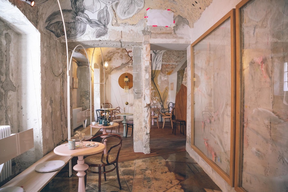 V TA lokal smo po koncu ukrepov totalno zaljubljena dekleta na uredništvu (nahaja se v LJ) (foto: taja košir popovič)
