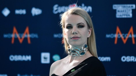 Poglej obleko, s katero se je Ana Soklič sprehodila po turkizni preprogi Evrovizije (FOTO)
