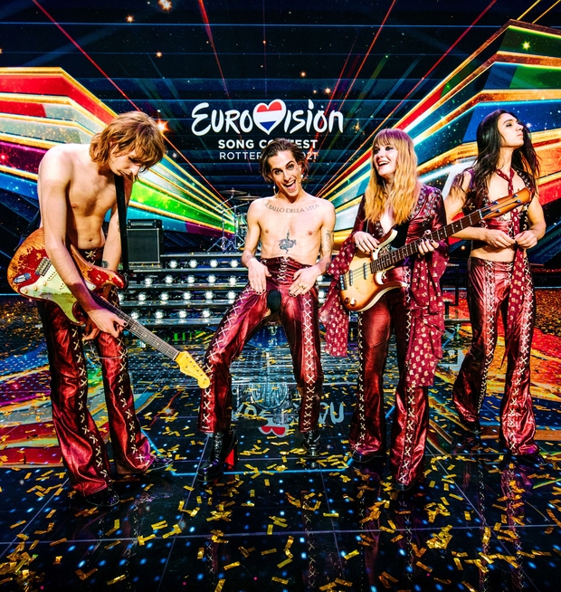 Posnetek, ki je med vikendom obšel svet, je dodobra šokiral privržence Evrovizije, pa tudi zmagovalne skupine Måneskin. Pa je vokalist …