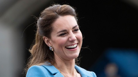 Kate Middleton blestela v stajlingu, za katerega boš odštela le 70 evrov (popoln za v službo!)