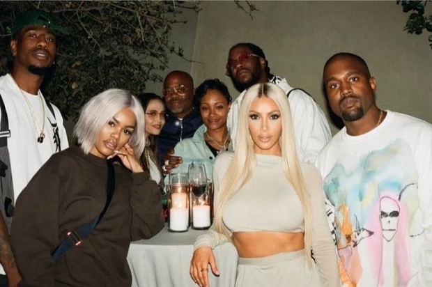 ... družine Kardashian in Kanye Westa. Posebnost letošnjega fotkanja za najbolj seksi žensko je tudi v tem, da Teyane pred …