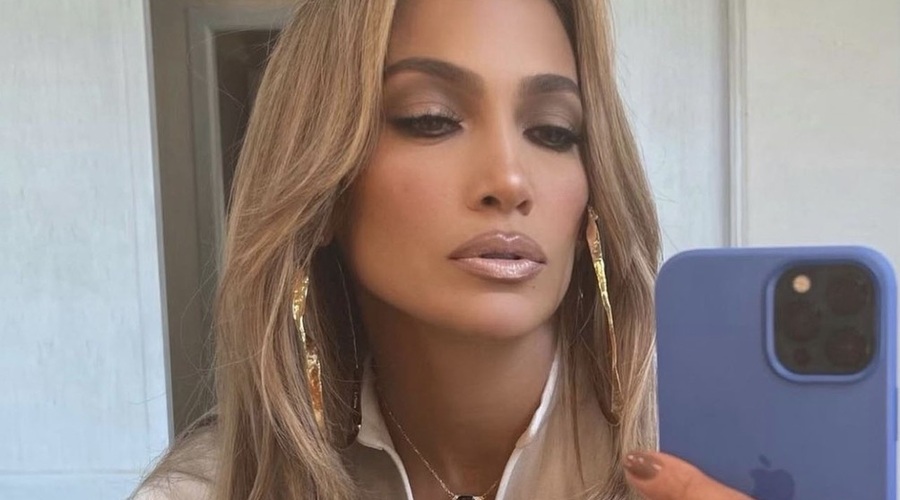 Jennifer Lopez ponudila TOP idejo za jesenski stajling za v službo (VSE kose imaš doma) (foto: Profimedia)