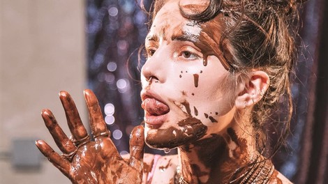 "Najboljši seks sem doživela v čokoladnici, kjer je delal moj bivši" (vroča izpoved dekleta)