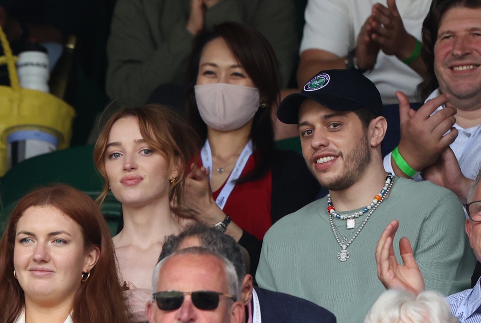 👉Phoebe Dynevor in Pete Davidson sta se po petmesečni ljubezenski pustolovščini odločila, da je bolje, če se razideta. Razlog? Razdalja, …