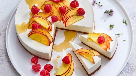 TA osvežilna 'cheesecake' torta BREZ peke je HIT Instagrama (in mi imamo recept)