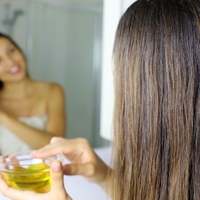 Spomladansko izpadanje las? Ta domači serum za hitrejšo rast las lahko preizkusite že danes (in stane skoraj nič)
