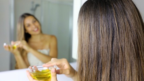 Spomladansko izpadanje las? Ta domači serum za hitrejšo rast las lahko preizkusite že danes (in stane skoraj nič)