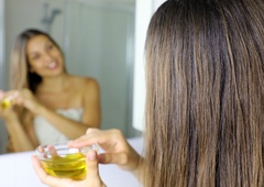 Spomladansko izpadanje las? Ta domači serum za hitrejšo rast las lahko preizkusite že danes (in stane skoraj nič)