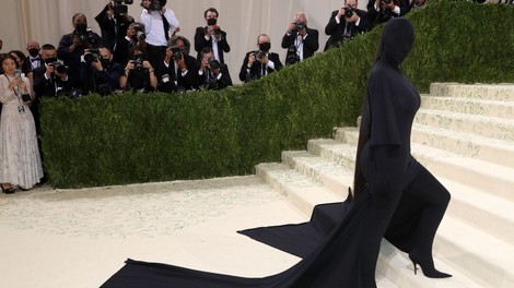 Ne boš verjela, kaj je Kim Kardashian v resnici SPOROČALA s TO obleko (zdaj ima vse smisel)