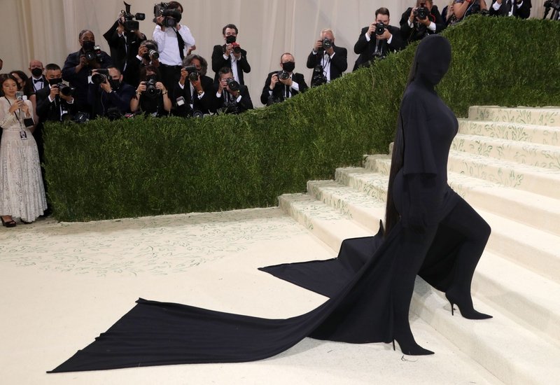 Ne boš verjela, kaj je Kim Kardashian v resnici SPOROČALA s TO obleko (zdaj ima vse smisel) (foto: Profimedia)