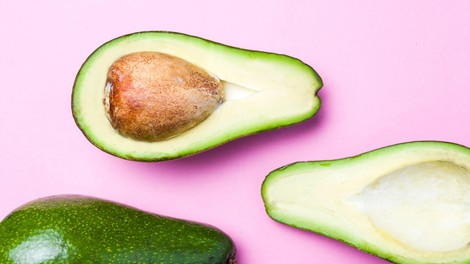 Kako v trgovini prepoznati zrel (in slasten) avokado? Upoštevaj 2 preprosta trika!