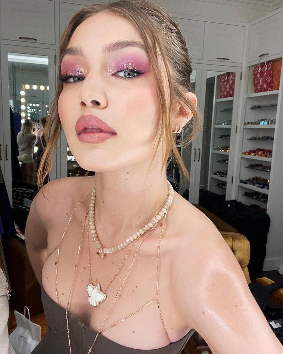 Gigi Hadid velja za eno najboljših manekenk ta hip, in mi čisto razumemo, zakaj. Gre namreč za totalno profesionalko, ki …